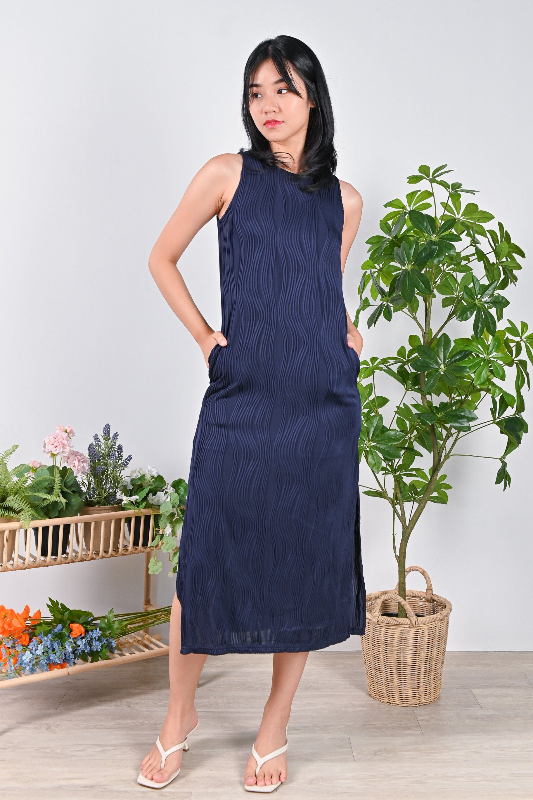 HEDDI CURVED LINES SLEEVELESS DRESS IN NAVY – All